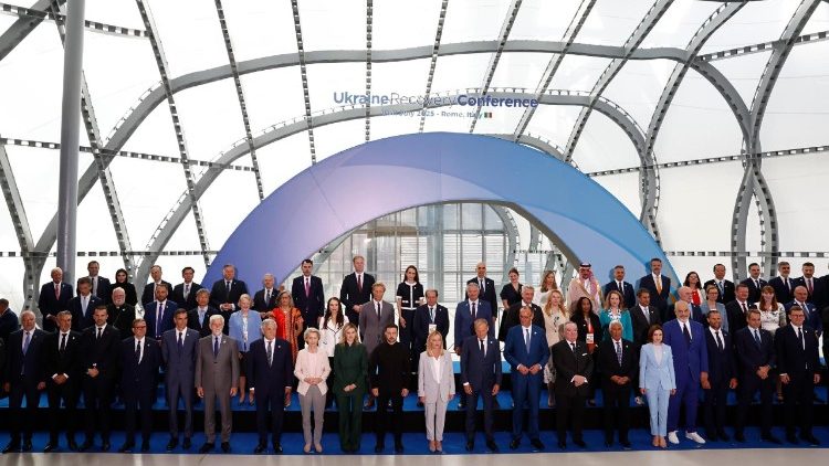 Foto di gruppo dei partecipanti alla Conferenza per la ricostruzione dell'Ucraina