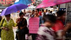 Eine Aktivistin demonstriert für Frauenrechte in Kalkutta