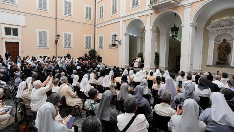 Լեւոն ԺԴ ընդունեց Իգական Միաբանութիւններու Վարչական Ժողովներուն մասնակցող անդամները