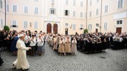 Il Papa ai religiosi, la vostra missione 'pensare in grande'