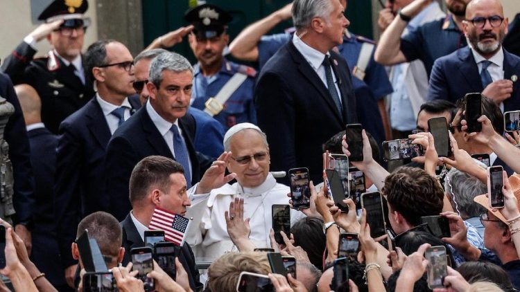 വിശ്വാസികൾക്കിടയിൽ ലിയോ പതിനാലാമൻ പാപ്പാ 