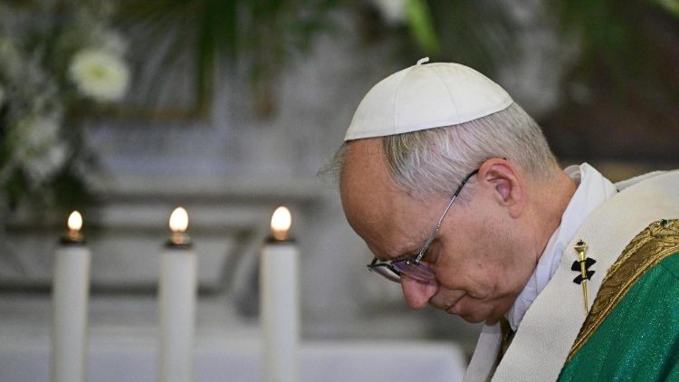 कस्तेल गंदोल्फो में ख्रीस्तयाग अर्पित करते संत पापा लियो 14वें