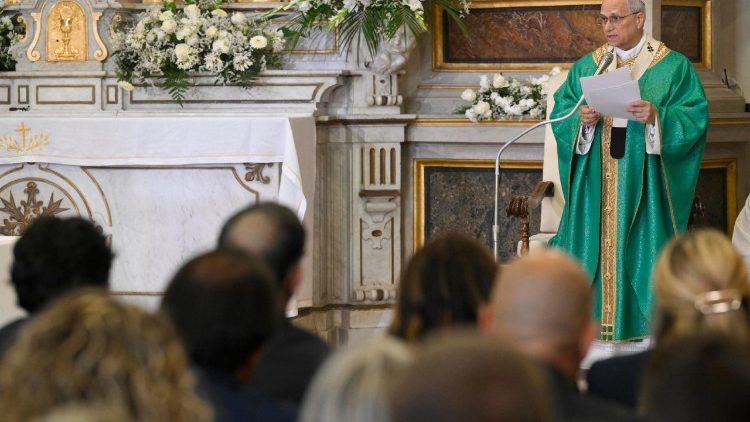 Folla a Castel Gandolfo per la messa e l'Angelus del Papa