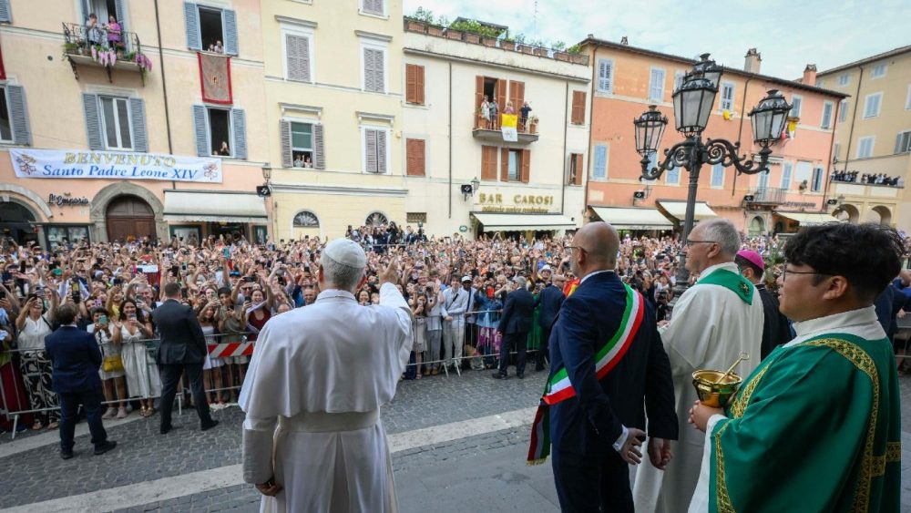 Folla a Castel Gandolfo per la messa e l'Angelus del Papa