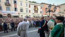 Đức Thánh Cha chào các tín hữu tại Castel Gandolfo 