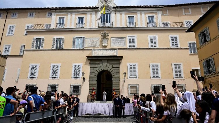 Besimtarët në Castel Gandolfo për Meshën dhe lutjen e Engjëllit të Zotit kremtuar nga Papa Leoni XIV