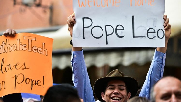  Folla a Castel Gandolfo per la messa e l'Angelus del Papa