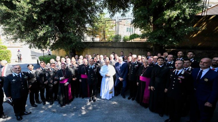 XIV. Leó pápa a csendőrök körében