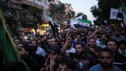 Proteste a Damasco dopo gli attacchi aerei dell'esercito israeliano su edifici del ministero della Difesa