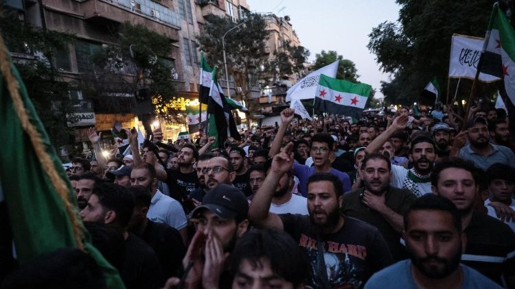 Proteste a Damasco dopo gli attacchi aerei dell'esercito israeliano su edifici del ministero della Difesa