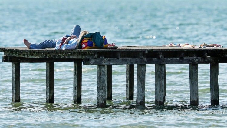 Papst Leo ruft dazu auf, in der Sommerzeit zu entschleunigen foto suche aem: summer walk