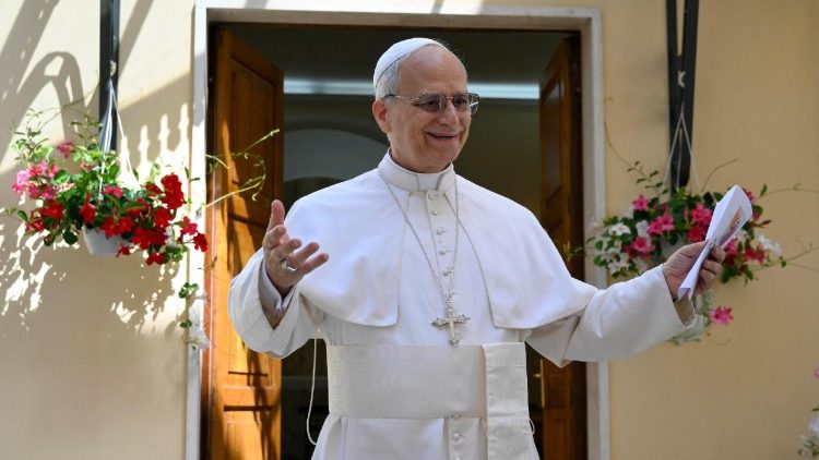 Папа Лев XIV во время визита в дом престарелых Santa Marta (Кастель Гандольфо, 21 июля 2025 г. )