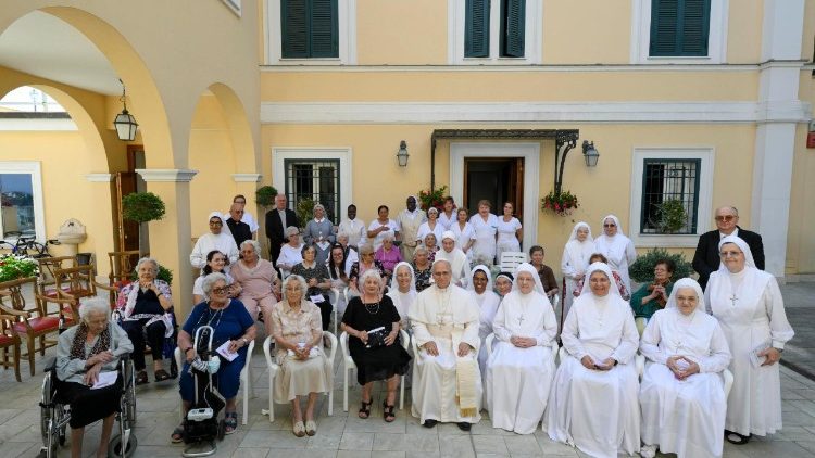 Папа Лев XIV во время визита в дом престарелых Santa Marta (Кастель Гандольфо, 21 июля 2025 г. )