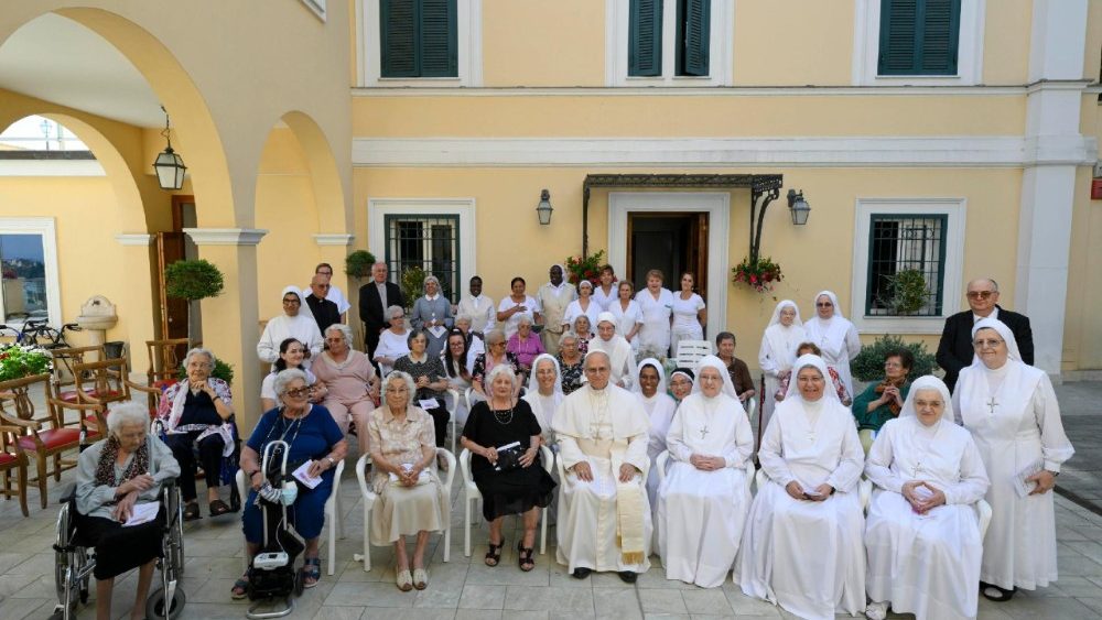 Il Papa visita casa di riposo e saluta centenarie