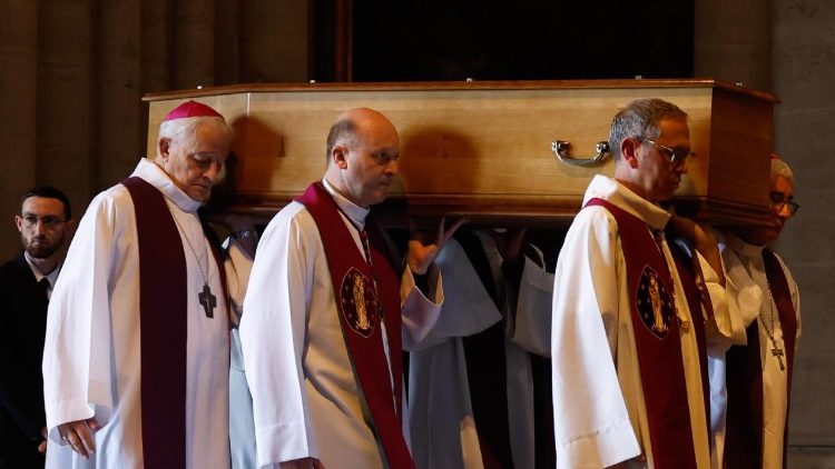 सेवानिवृत, कार्डिनल आंद्रे विंग्ट-ट्रॉइस के पार्थिव शरीर को गिरजाघर ले जाया जाता है