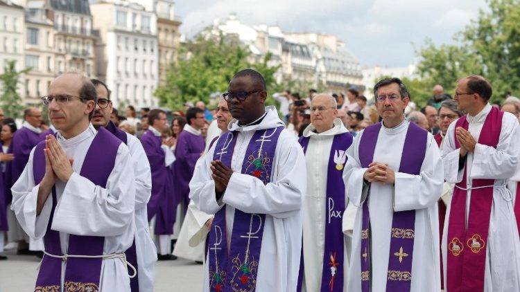 Watu wa Mungu wakimsindikiza Kardinali Andr&egrave;