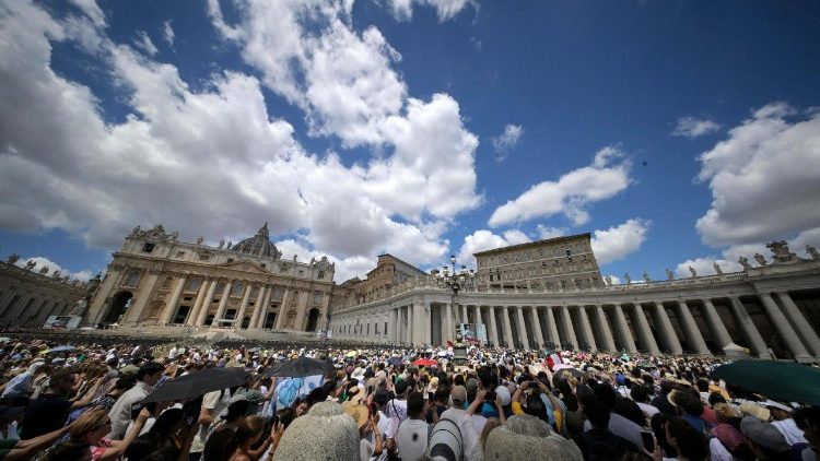 Folk samlade för att be Angelus 