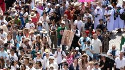 வத்திக்கான் வளாகத்தில் கூடியிருந்த மக்கள் 