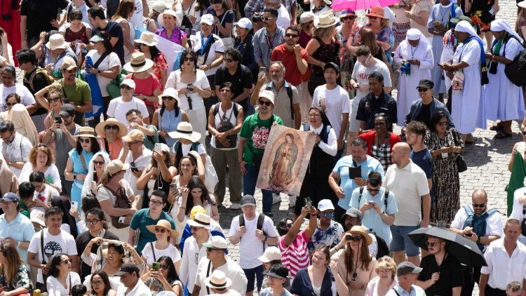 வத்திக்கான் வளாகத்தில் கூடியிருந்த மக்கள் 