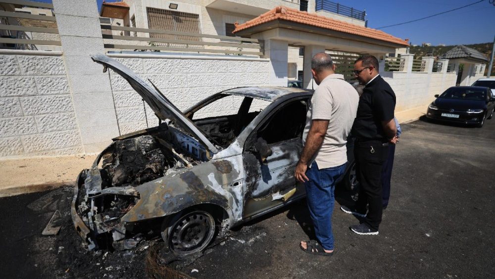 Kolonët izraelitë sulmuan fshatin Taybeh në Bregun Perëndimor