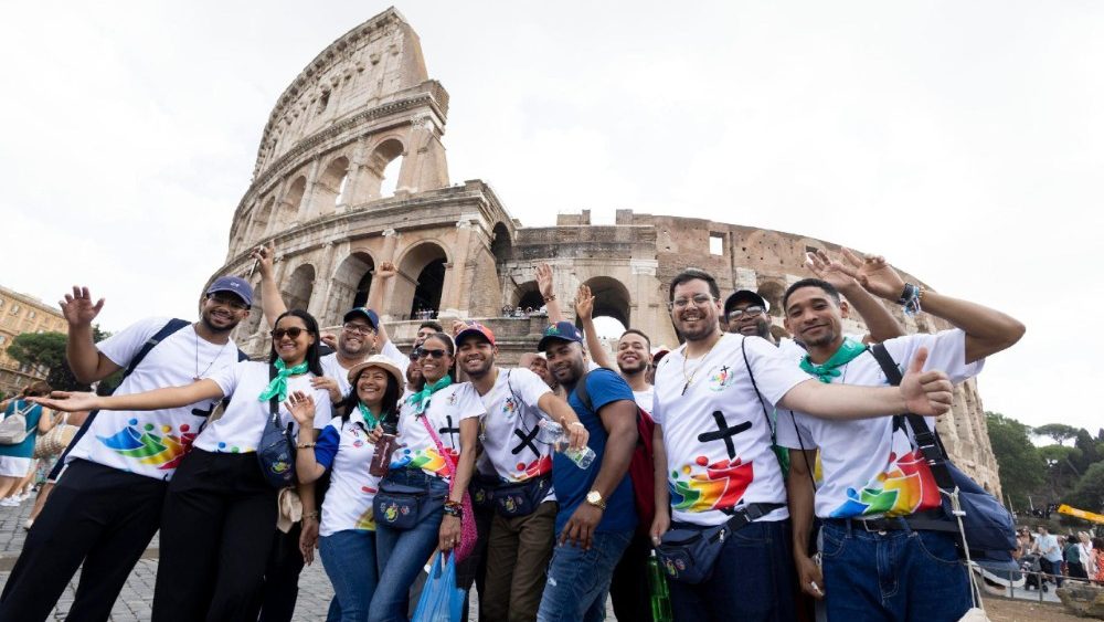 Um grupo de peregrinos perto do Coliseu durante o Jubileu da Juventude em Roma, Itália, em 28 de julho de 2025. Cerca de 500.000 jovens são esperados em Roma para celebrar o Jubileu esta semana. ANSA/MASSIMO PERCOSSI