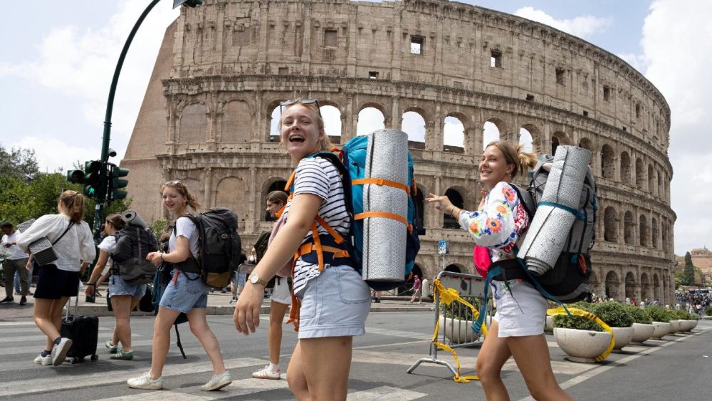 Um grupo de peregrinos perto do Coliseu durante o Jubileu da Juventude em Roma, Itália, em 28 de julho de 2025. Cerca de 500.000 jovens são esperados em Roma para celebrar o Jubileu esta semana. ANSA/MASSIMO PERCOSSI