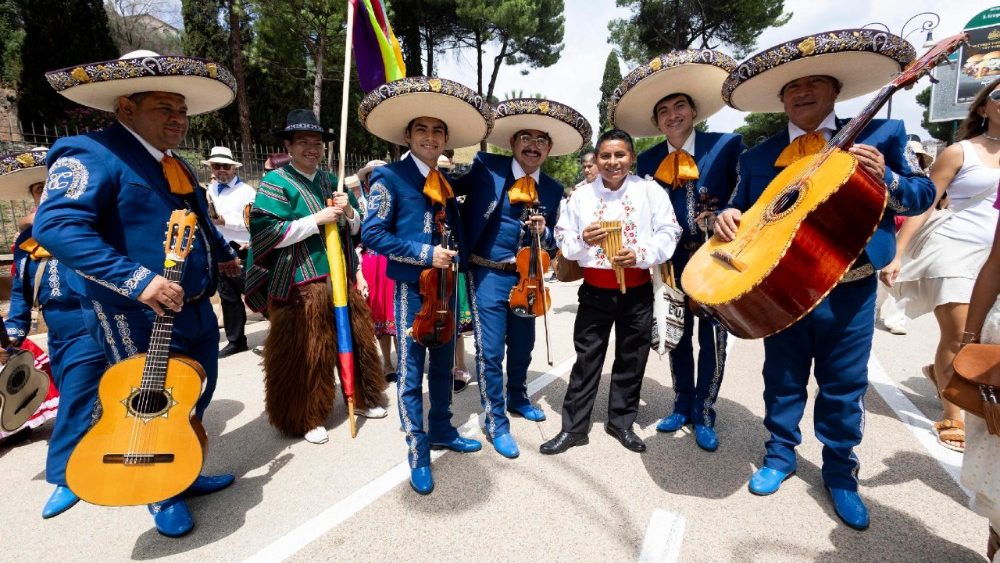 Um grupo de peregrinos do México, vestidos com trajes típicos, perto do Coliseu durante o Jubileu da Juventude em Roma, Itália, em 28 de julho de 2025. Cerca de 500.000 jovens são esperados em Roma para celebrar o Jubileu esta semana. ANSA/MASSIMO PERCOSSI