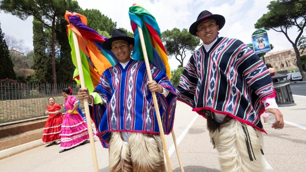 Um grupo de peregrinos do Peru, vestidos com trajes típicos, perto do Coliseu durante o Jubileu da Juventude, em Roma, Itália, em 28 de julho de 2025. Cerca de 500.000 jovens são esperados em Roma para celebrar o Jubileu esta semana. ANSA/MASSIMO PERCOSSI