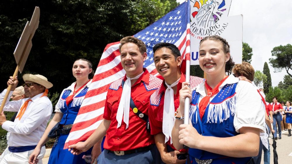 Um grupo de peregrinos americanos, vestidos com trajes típicos, perto do Coliseu durante o Jubileu da Juventude em Roma, Itália, em 28 de julho de 2025. Cerca de 500.000 jovens são esperados em Roma para celebrar o Jubileu esta semana. ANSA/MASSIMO PERCOSSI