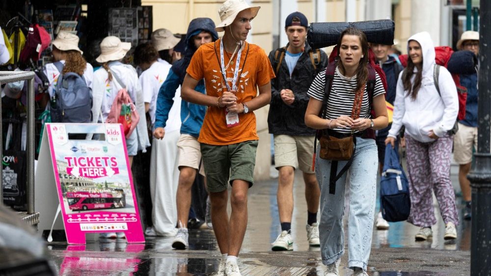 Fiéis perto da Basílica de Santa Maria Maggiore durante o Jubileu da Juventude, em Roma, Itália, 28 de julho de 2025. ANSA/MASSIMO PERCOSSI