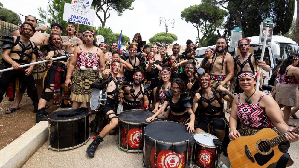 Um grupo de peregrinos da Nova Zelândia, vestidos com trajes típicos, perto do Coliseu durante o Jubileu da Juventude, em Roma, Itália, em 28 de julho de 2025. Cerca de 500.000 jovens são esperados em Roma para celebrar o Jubileu esta semana. ANSA/MASSIMO PERCOSSI
