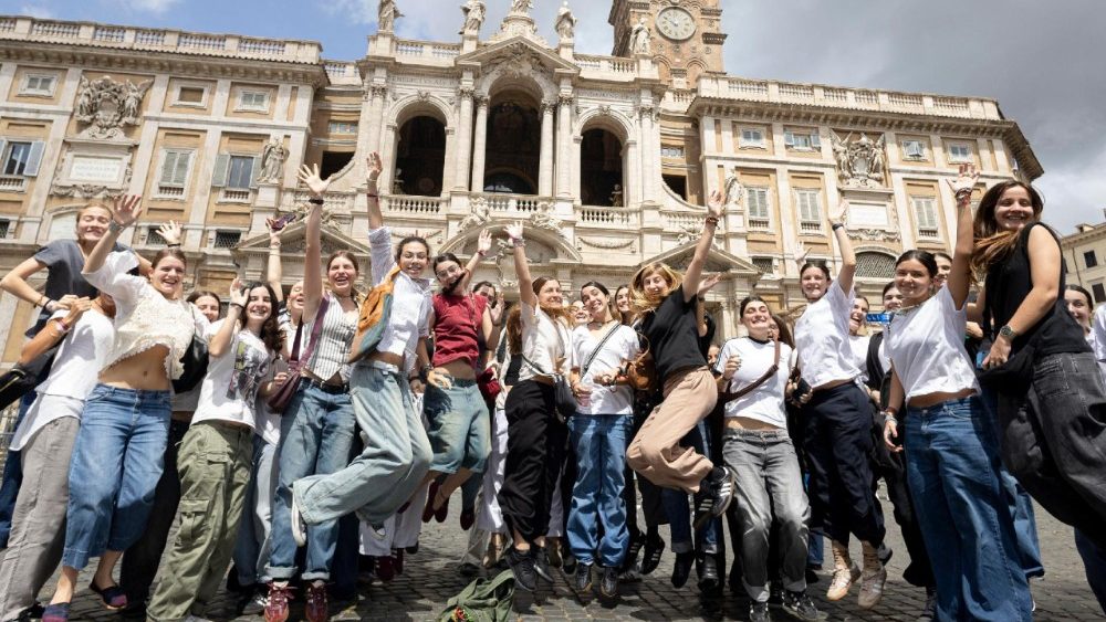 Jovrens diante da Basílica Santa Maria Maior (ANSA/Massimo Percossi)