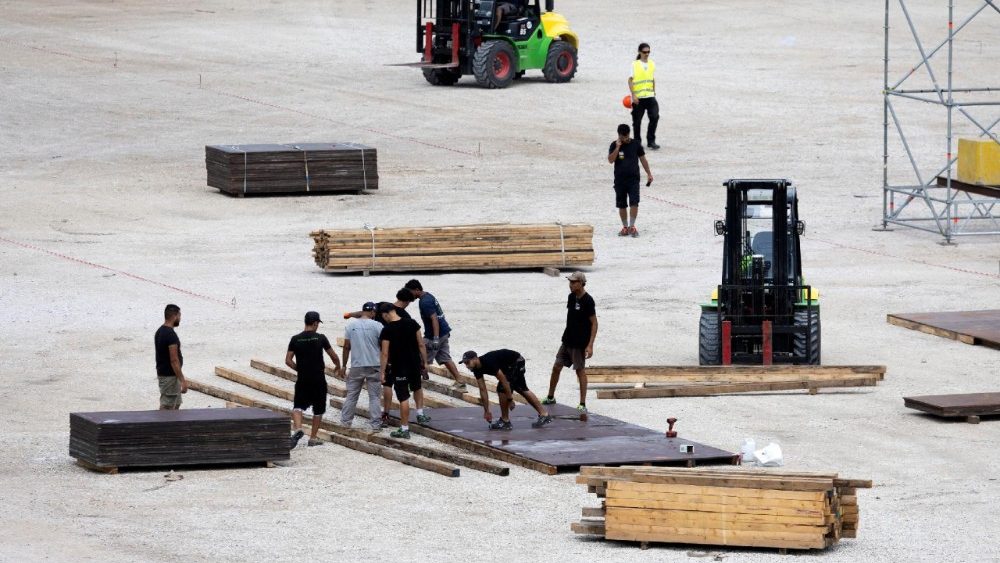 Trabalhadores montam plataformas para confissões no Circo Máximo para o Jubileu da Juventude, em Roma, Itália, em 28 de julho de 2025. Cerca de 500.000 jovens são esperados em Roma para celebrar o Jubileu esta semana. ANSA/MASSIMO PERCOSSI