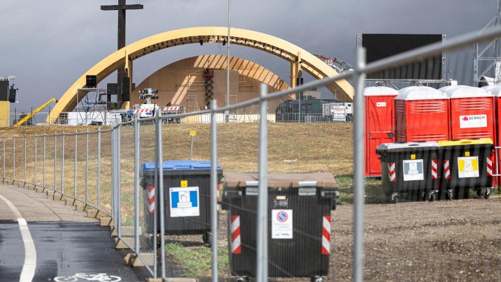 O palco em Tor Vergata onde o Santo Padre Leão XIV celebrará o Jubileu da Juventude, Roma, 28 de julho de 2025. // Vista geral do palco onde o Papa Leão XIV celebrará o Jubileu da Juventude, no bairro de Tor Vergata, em Roma, Itália, 28 de julho de 2025. Cerca de 500.000 jovens são esperados em Roma para celebrar o Jubileu esta semana. ANSA/MASSIMO PERCOSSI