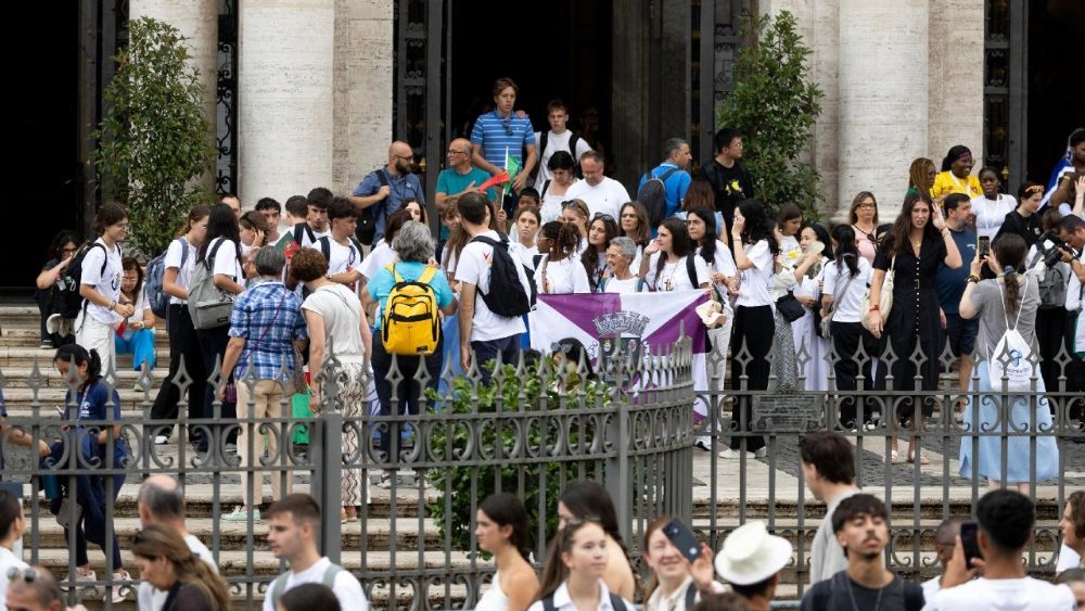 Fiéis em fila na Basílica de Santa Maria Maggiore durante o Jubileu da Juventude, em Roma, Itália, 28 de julho de 2025. ANSA/MASSIMO PERCOSSI