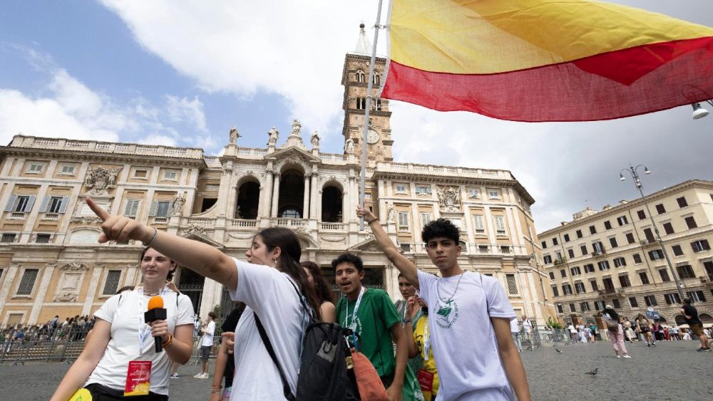 Fiéis fora da Basílica de Santa Maria Maggiore, durante o Jubileu da Juventude, Roma, 28 de julho de 2025 ANSA/MASSIMO PERCOSSI