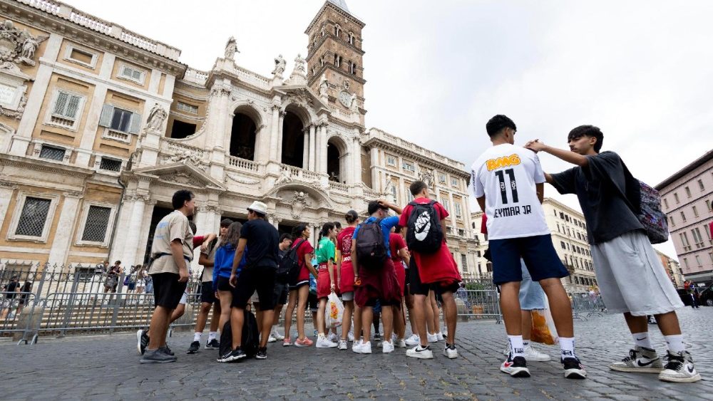 Fiéis fora da Basílica de Santa Maria Maggiore, durante o Jubileu da Juventude, Roma, 28 de julho de 2025 ANSA/MASSIMO PERCOSSI