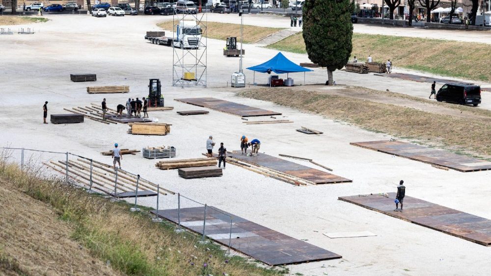 Operários montam confessionários no Circo Máximo, em Roma,. (Ansa/Massimo Percossi)