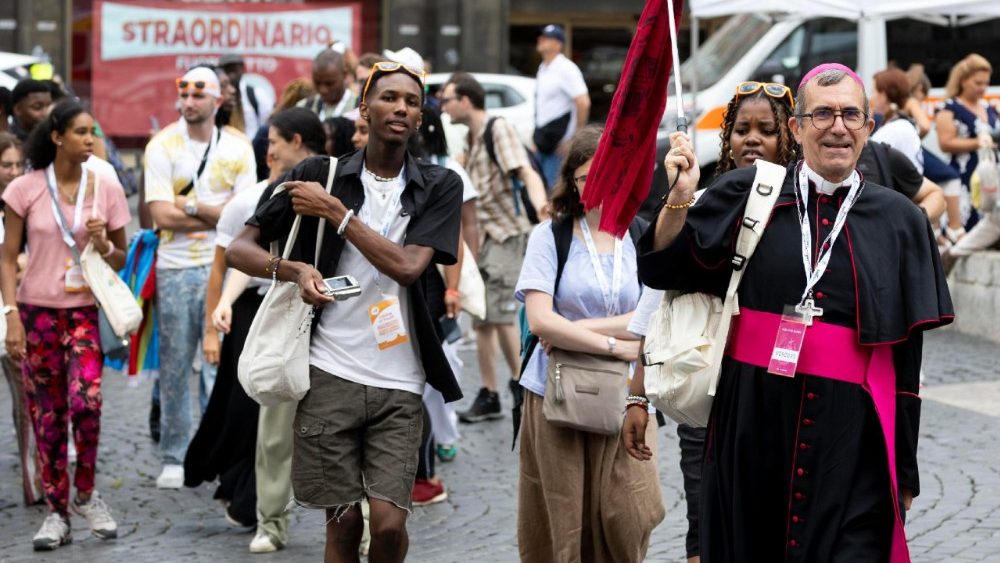 Fiéis em fila na Basílica de Santa Maria Maggiore durante o Jubileu da Juventude, em Roma, Itália, 28 de julho de 2025. ANSA/MASSIMO PERCOSSI