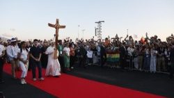 Papst Leo trägt beim Weltjugendtag von Rom im Sommer 2025 das Kreuz des Heiligen Jahres