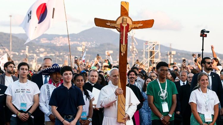 युवाओं के साथ जयन्ती क्रूस ढोते पोप लियो 14वें