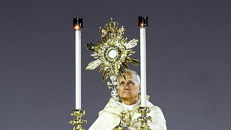 ലിയോ പതിനാലാമൻ പാപ്പാ വിശുദ്ധ കുർബാനയുടെ ആശീർവാദം നൽകുന്നു 