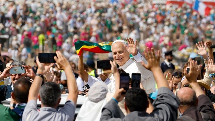 युवाओं की जयन्ती में रोम में ख्रीस्तयाग समारोह में भाग लेते युवा