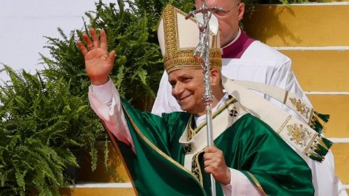 El Santo Padre León XIV saluda a la multitud de chicos de todo el mundo congregada en el Jubileo de los Jóvenes, en Tor Vergata, el domingo 3 de agosto de 2025.