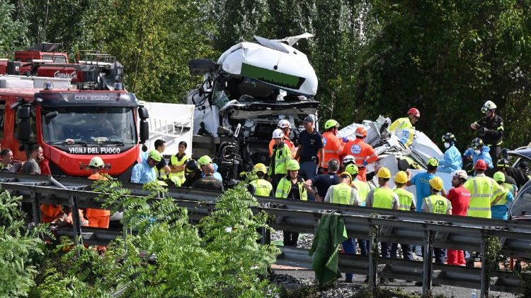 Soccorritori sul luogo del tragico incidente sull'autostrada A1
