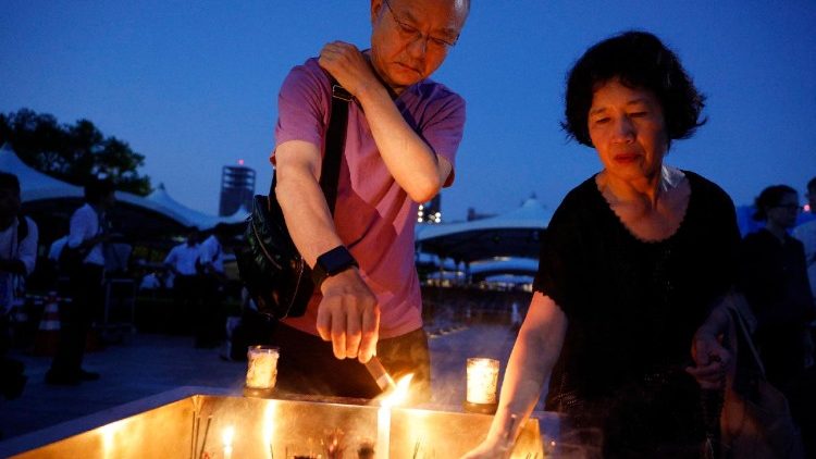 Japāņi atzīmē Hirosimas un Nagasaki bombardēšanas gadadienu