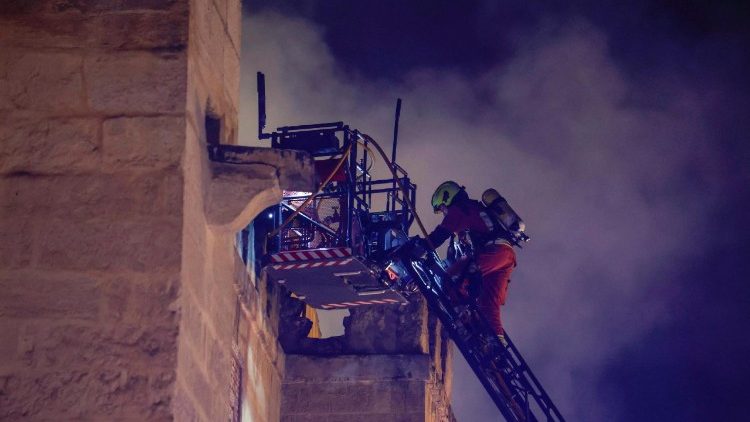 Ein Feuerwehrmann ist im Einsatz, um den Brand in der Kathedrale zu löschen