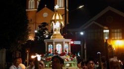 長崎80回目原爆忌：「被爆マリア」像と共にろうそく行列　2025年8月9日　長崎・浦上教会前