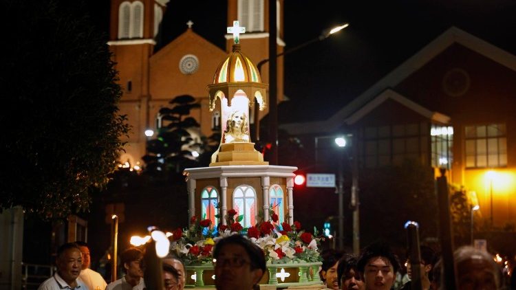 長崎80回目原爆忌：「被爆マリア」像と共にろうそく行列　2025年8月9日　長崎・浦上教会前