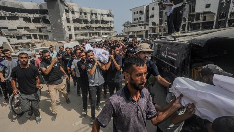   Civiles llevan en sus hombros los cuerpos de las víctimas en Gaza (ANSA)